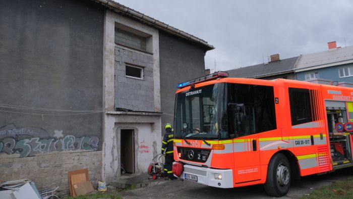 Z hořícího bytu v Ostravě vytáhli pět lidí včetně dětí
